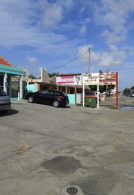 CURACAO MAKELAAR 