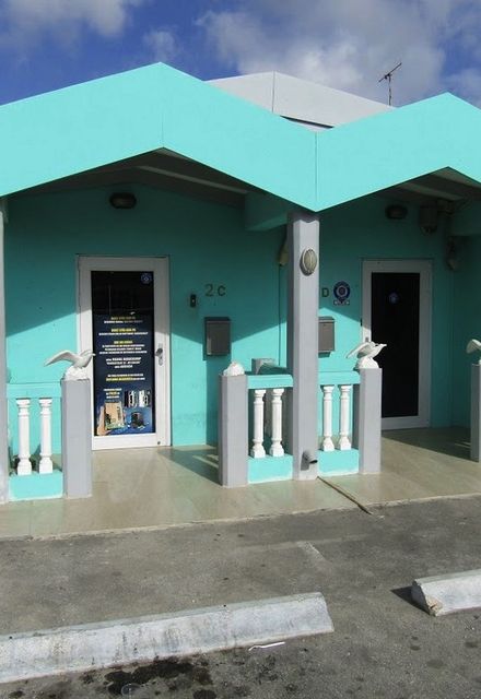 CURACAO MAKELAAR 